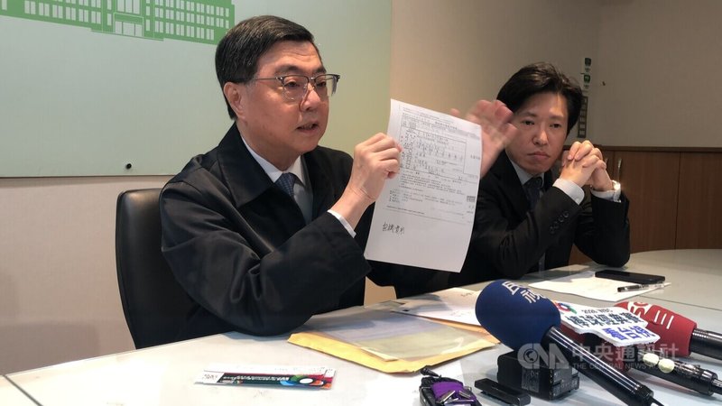 行政院長卓榮泰（左）13日在行政院祕書長張惇涵（右）陪同下，公開說明赴日觀賞WBC棒球經典賽確實是私人行程，他出示相關單據，期盼在野黨毫無證據的攻擊到此為止。中央社記者賴于榛攝　115年3月13日