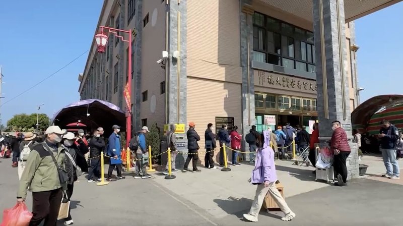 苗栗縣通霄鎮白沙屯拱天宮媽祖往北港進香活動開放報名第3天，截至13日晚間累計已有29萬5000人報名，拱天宮表示，報名期限至「放頭旗」4月9日截止。圖為香客大樓前排隊報名人潮。（民眾提供）中央社記者管瑞平傳真　115年3月13日