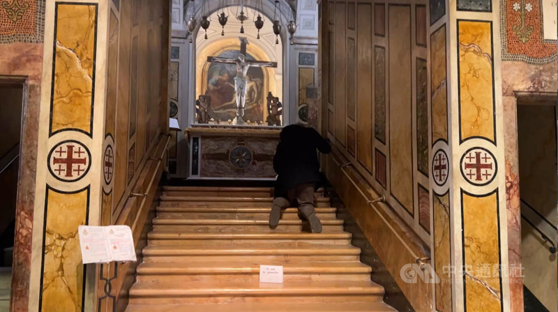 費羅里教堂內設有罕見的天主教「聖階」，信徒相信以膝蓋跪行方式上階梯可獲得赦免與祝福。中央社記者黃雅詩費羅里攝　115年3月13日