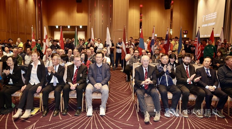 台北世界室內拔河錦標賽首度在台舉辦，13日晚間在台北凱達大飯店舉行開幕式，運動部政務次長鄭世忠（前左5）與來自世界各地的選手、裁判齊聚。中央社記者王飛華攝　115年3月13日