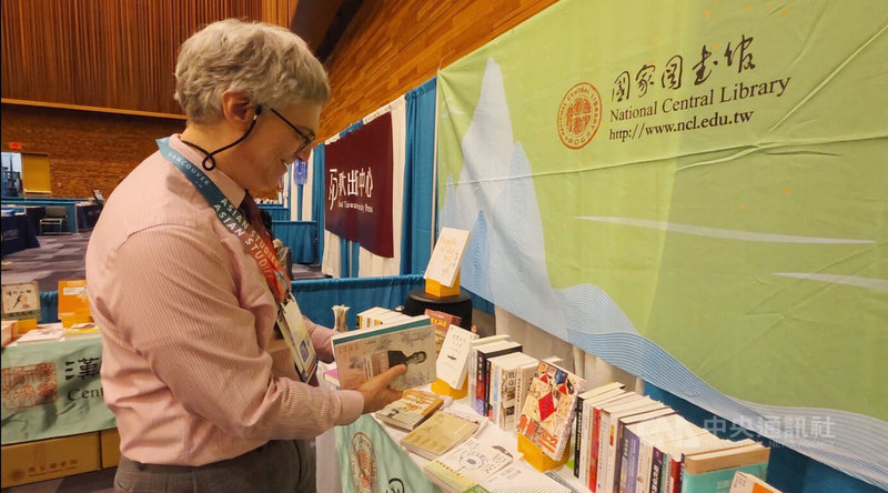 美國亞洲研究學會年會今年在加拿大溫哥華舉行，展出的書籍種類多元，對許多研究者來說，台灣的學術自由和豐富又有深度的出版品，是他們研究的珍貴資產。中央社記者程愛芬溫哥華攝　115年3月13日