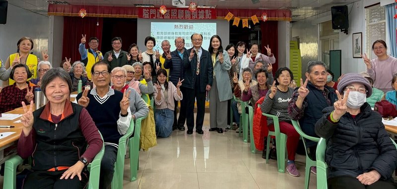 教育部終身教育司長梁學政（後中）12日率隊抵達澎湖，實地視察位於隘門的澎湖縣樂齡學習示範中心暨教育部樂齡數位學習場域，了解地方推動高齡教育與終身學習成果。（澎湖湖西鄉公所提供） 中央社　115年3月13日