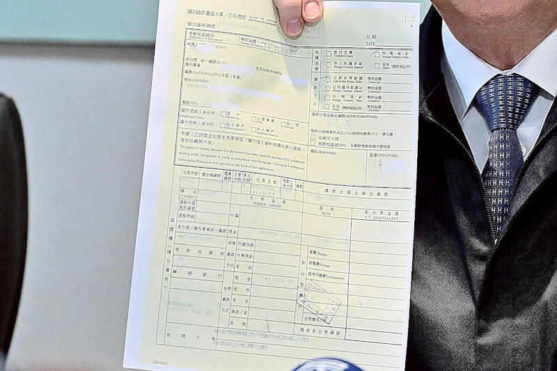 行政院長卓榮泰13日出示日圓換匯水單。（行政院提供）中央社記者賴于榛傳真　115年3月13日