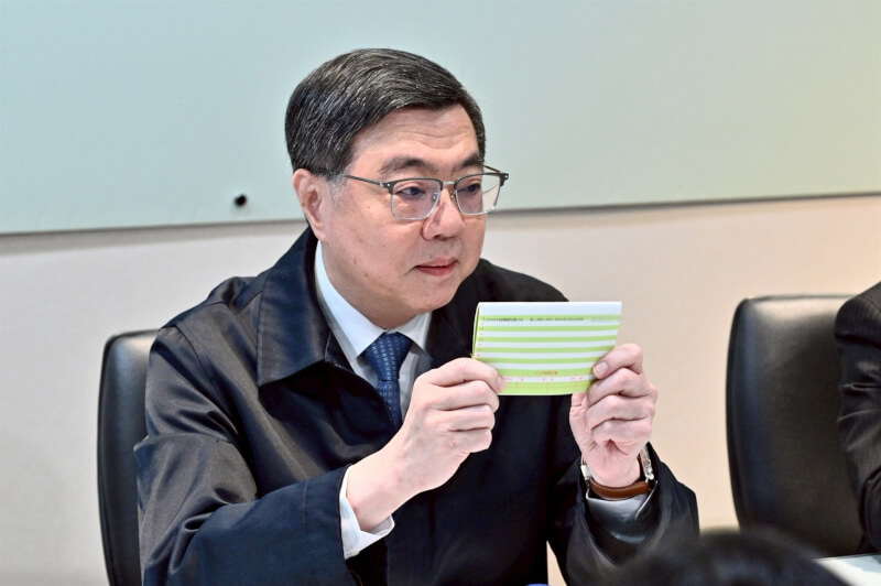 行政院長卓榮泰7日赴日本觀賞世界棒球經典賽，遭在野黨立委質疑貪瀆，卓榮泰13日在行政院出示存簿匯款自費包機證明。（行政院提供）中央社記者賴于榛傳真　115年3月13日