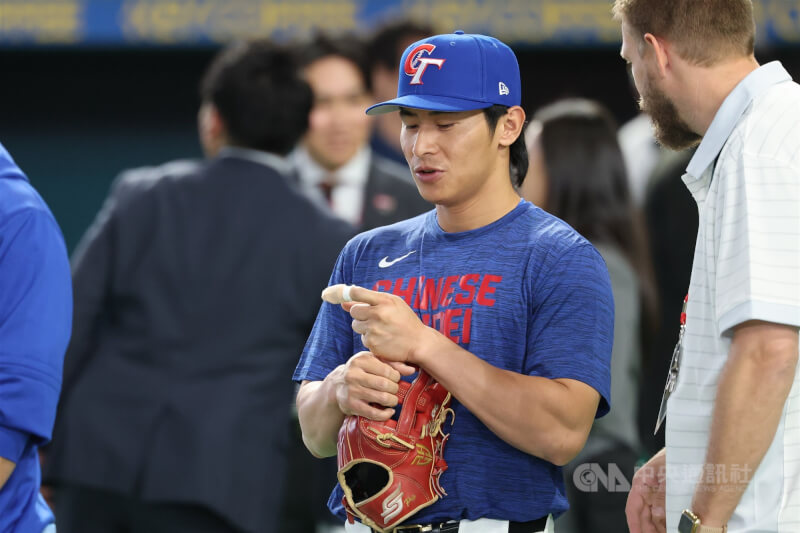 世界棒球經典賽（WBC）C組預賽台灣隊迎來第2戰，6日在東京巨蛋與日本隊交手，台灣隊長陳傑憲（中）帶傷參與賽前練球。中央社記者王騰毅東京攝　115年3月6日