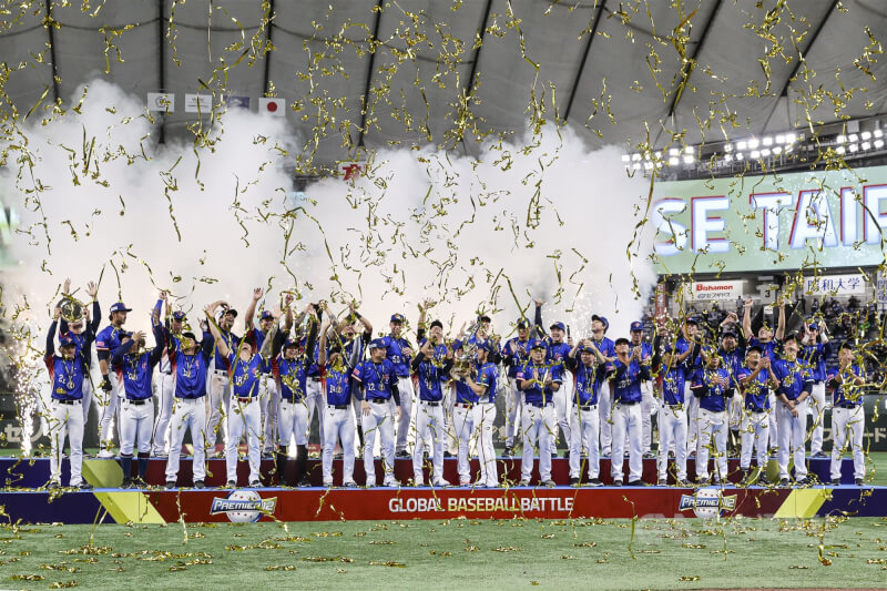 圖為台灣隊在2024年的世界12強棒球賽奪下冠軍，賽後球員們開心站上頒獎台。（中央社檔案照片）