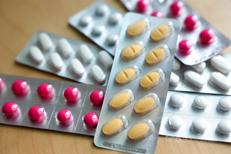 為了確保藥品供應穩定並優化藥價調整機制，政府正準備著手檢討行之有年的藥品費用支出目標制（DET）。圖為家庭常備止痛藥等藥品。（中央社檔案照片）