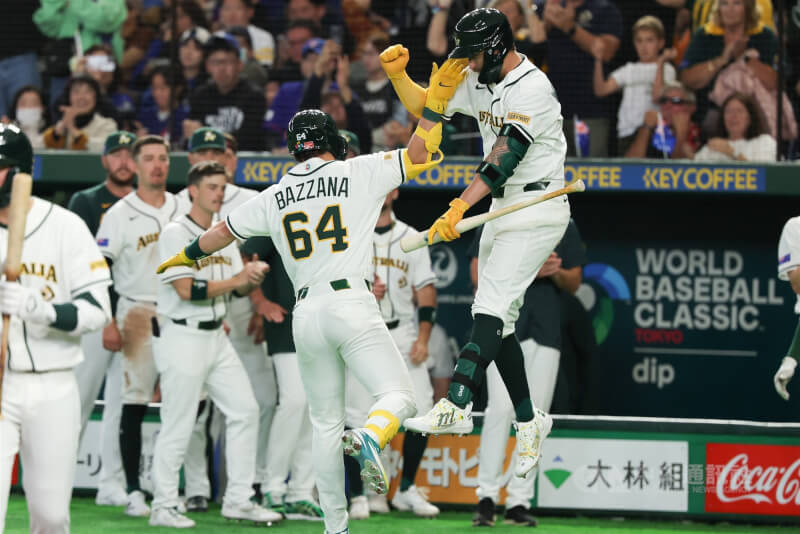 澳洲隊巴札納（Travis Bazzana）（中左）5日在世界棒球經典賽（WBC）經典賽C組預賽首戰轟出陽春砲。（中央社檔案照片）