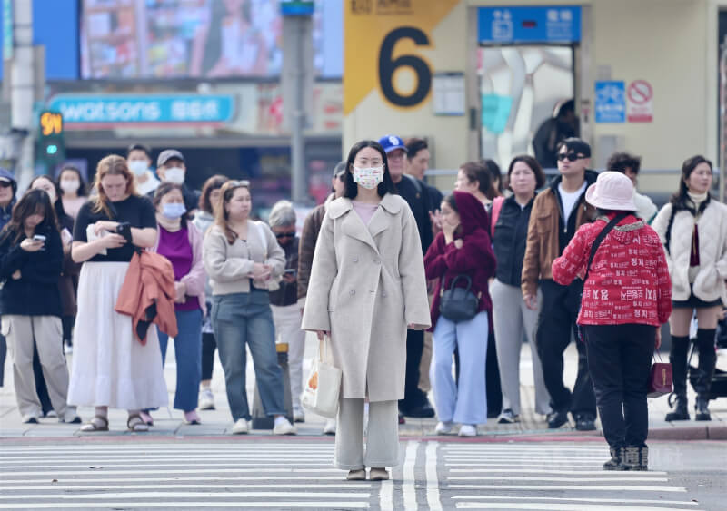 氣象署13日針對台中以北、宜蘭及花蓮等13縣市發布低溫特報。圖為台北西門町午後街頭群眾。（中央社檔案照片）
