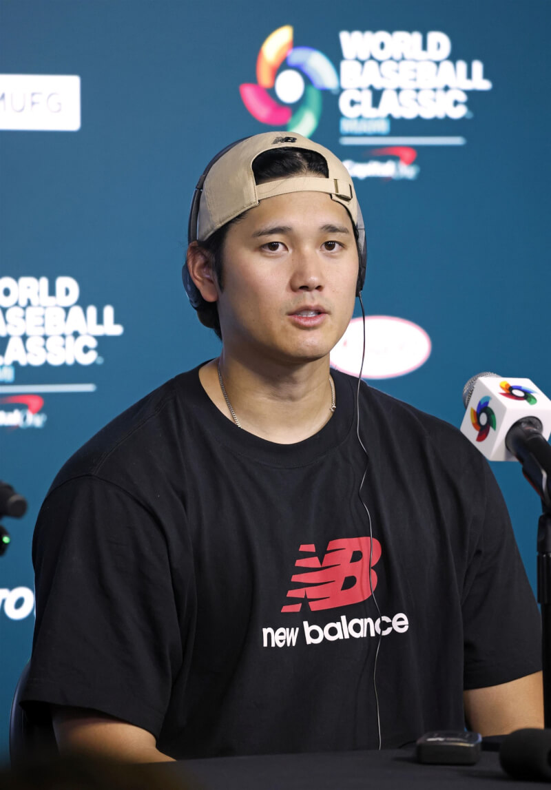 日本棒球球星大谷翔平12日練習出席記者會。（共同社）