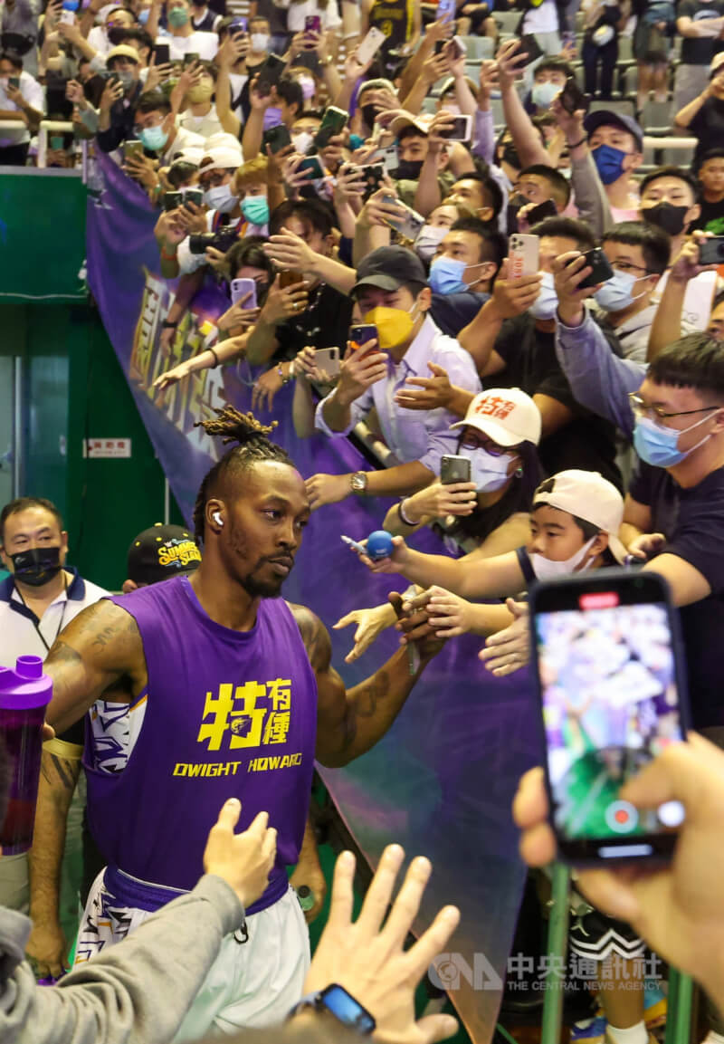 2022年11月20日T1聯盟進行桃園永豐雲豹與台中太陽賽事，大批球迷湧入球場爭睹「魔獸」霍華德（前左）。（中央社檔案照片）