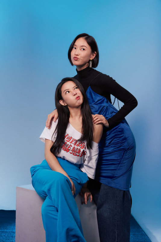 藝人郭書瑤（左）與鍾瑶（右）近日登上網路節目「OMO調查局」，鍾瑶回憶第一次見面時，對郭書瑤的第一印象不好，因為當時她低頭不太說話，看起來相當冷淡，聊天後卻意外成為好友。（快電商提供）中央社記者洪素津傳真　115年3月13日