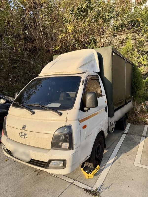 苗栗縣苑裡鎮火炎山隧道日前有民眾聚集來回競速飆車，通霄警分局13日表示，循線查獲俗稱「運兵車」的涉案小貨車，專門載運無牌改裝機車前往活動地點，並帶回4人偵訊。（警方提供）中央社記者管瑞平傳真　115年3月13日