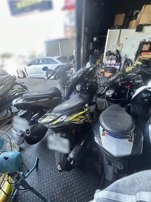 苗栗縣警察局通霄分局偵辦火炎山隧道聚眾競速飆車案，11日前往桃園市一處改裝車行搜索，查扣數輛涉案改裝機車。（警方提供）中央社記者管瑞平傳真  115年3月13日