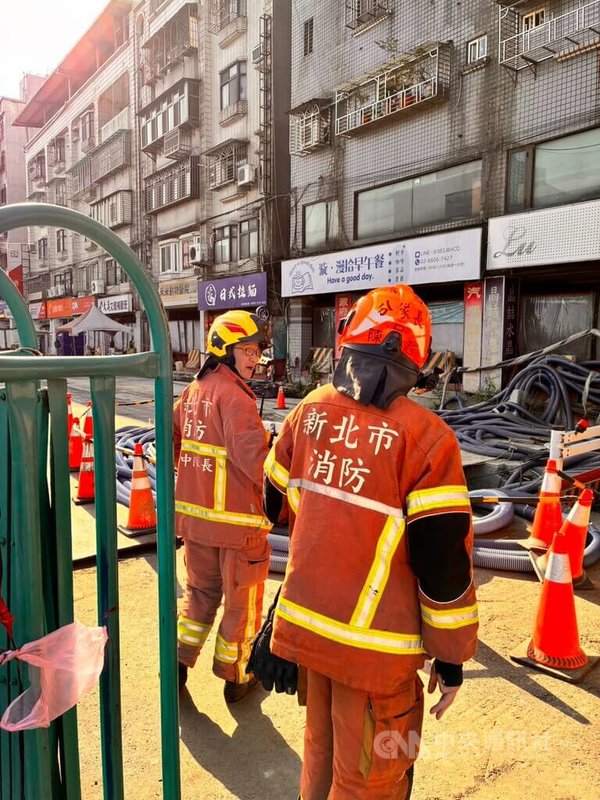新北市土城區金城路三段13日下午傳出捷運工程施工不慎挖破瓦斯管線，消防人員到場警戒，並配合瓦斯公司施工，以確保周邊安全。（翻攝畫面）中央社記者黃旭昇新北市傳真　115年3月13日