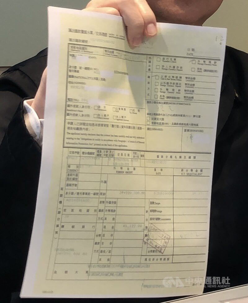 行政院長卓榮泰13日出示赴日本觀賞世界棒球經典賽自費包機合約、比賽門票費用匯款單、日圓換匯水單（圖）、當地遊覽車費用等4單據。中央社記者賴于榛攝 115年3月13日