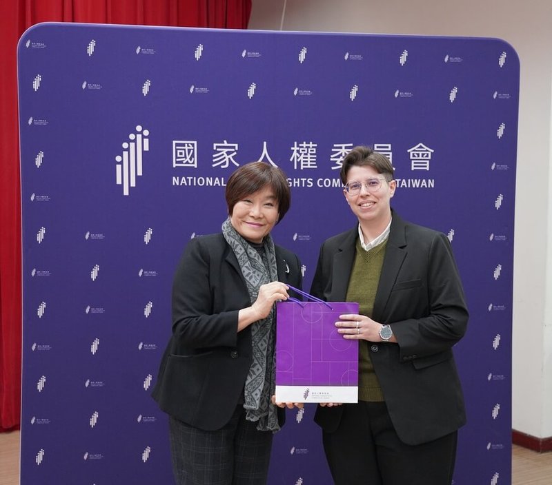 國家人權委員會11日與法國在台協會共同辦理「法國難民制度體制與實務運作專題講座」。圖為人權會副主委紀惠容（左）致贈禮品給講者王茂辰（右）。（人權會提供）中央社記者賴于榛傳真　115年3月13日