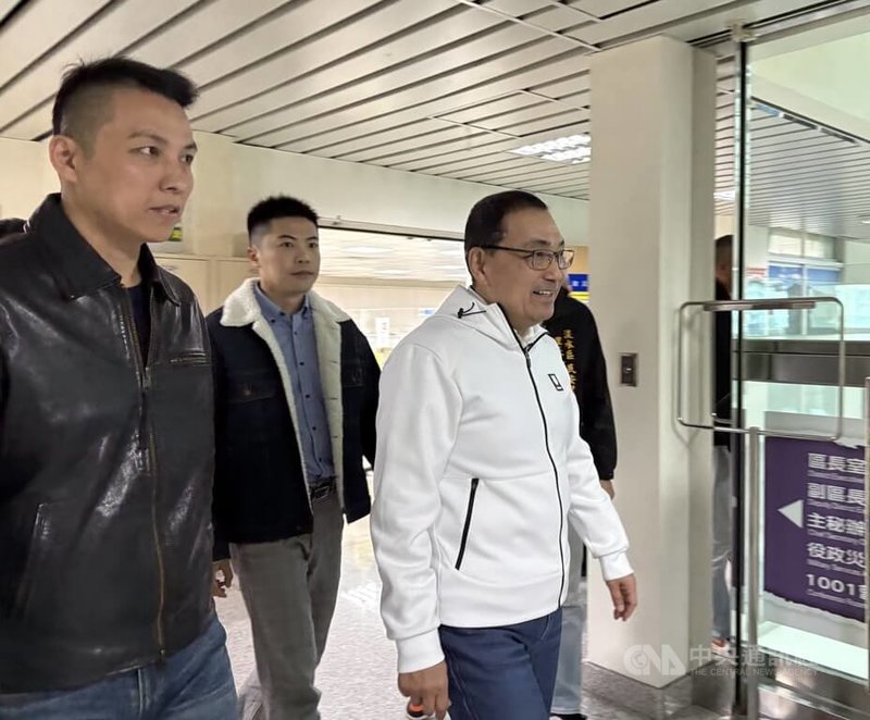 新北市府副祕書長張其強請假輔選國民黨新北市長參選人李四川，讓人質疑行政不中立。新北市長侯友宜（前右）13日參加淡水區行動治理前受訪回應，「市府同仁」皆按規定請假。中央社記者曹亞沿攝　115年3月13日
