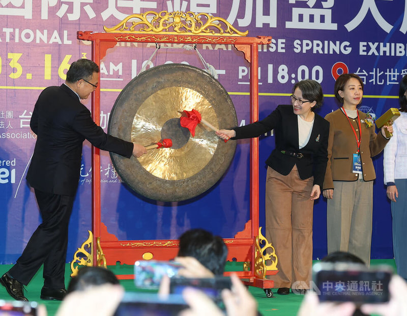 副總統蕭美琴（右2）13日在台北世貿1館出席「2026台北國際連鎖加盟大展－春季展開幕典禮」，敲響開運大鑼為活動揭開序幕。中央社記者謝佳璋攝  115年3月13日