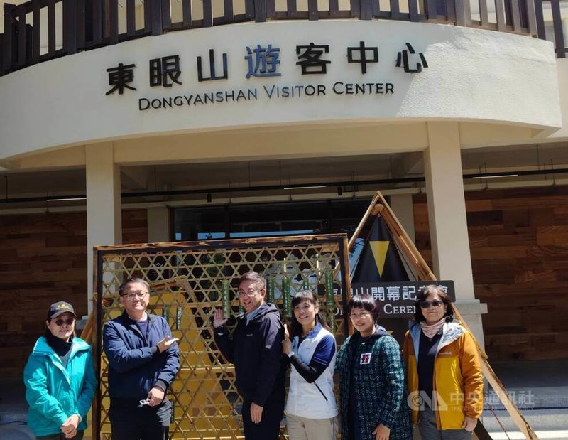 農業部林業及自然保育署新竹分署13日舉行「東眼山國家森林遊樂區遊客中心」翻新啟用典禮，林保署長林華慶（右4）等人出席。中央社記者汪淑芬攝　115年3月13日