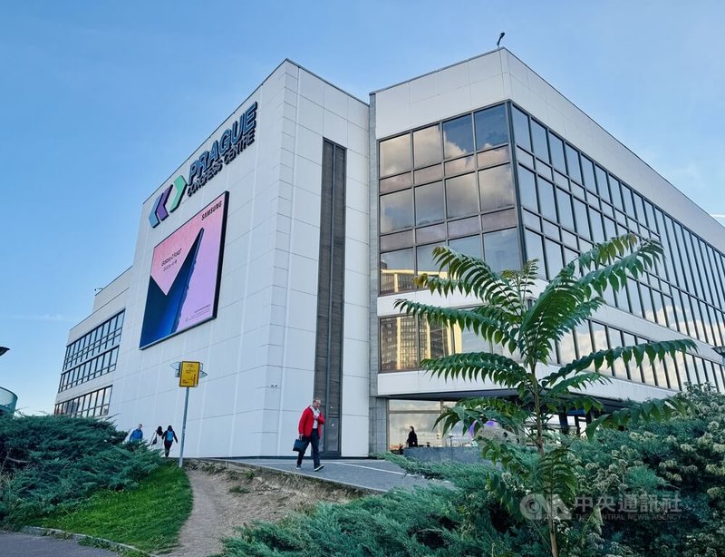 布拉格會議中心建於捷克斯洛伐克共產時期，如今是捷克舉辦舞會、音樂會、國際論壇與企業活動的重要場所。這裡也是舉辦「公元兩千論壇」的重要場地，2024年前總統蔡英文在此發表演說。中央社記者劉郁葶布拉格攝　115年3月14日