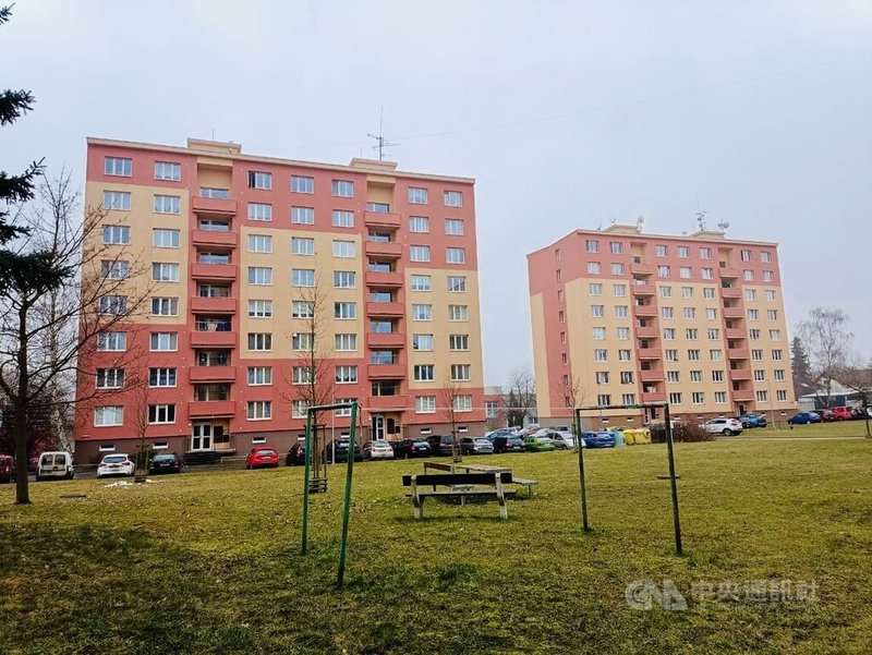 二次世界大戰後，捷克各地為容納迅速成長的人口，出現一排排板樓。絲絨革命後，許多板樓獲粉刷、整修與維護，原本單一灰色的混凝土外牆，被塗上淡黃、淺綠、橘紅，為街景注入生氣。中央社記者劉郁葶日恰尼攝　115年3月14日