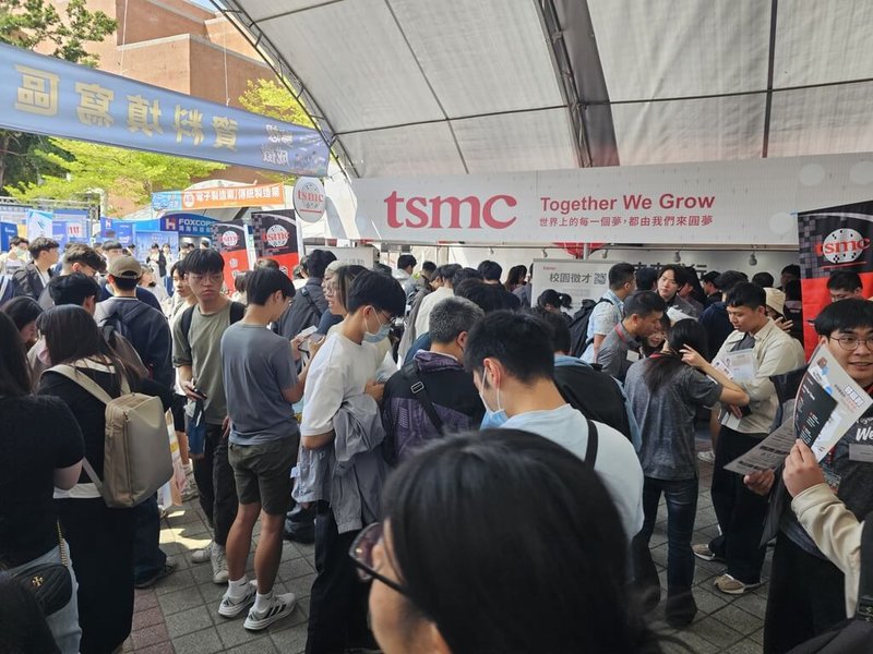 國立中山大學14日舉辦就業博覽會，共113家企業參展，釋出近萬個職缺。其中，科技類以半導體產業待遇最優，平均年薪近230萬元，吸引大批應徵者。（中山大學提供）中央社記者林巧璉傳真　115年3月14日