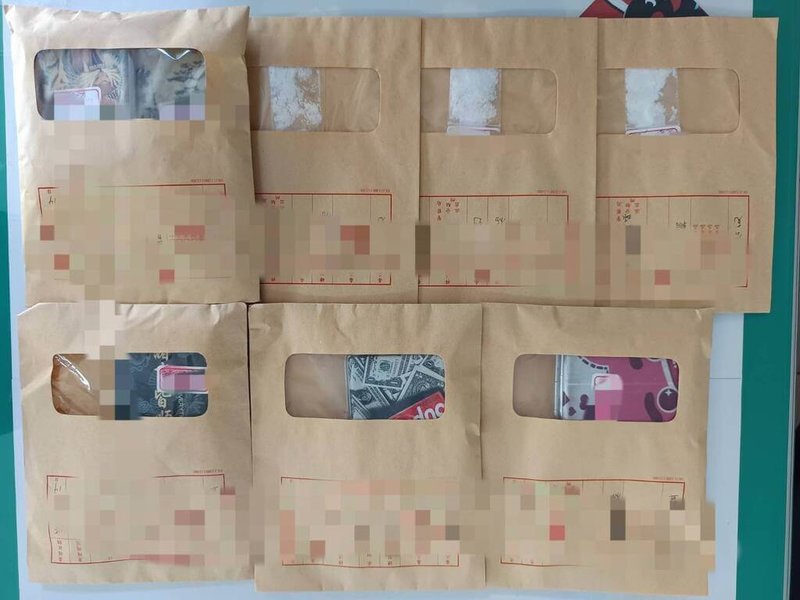 小琉球一處民宿14日凌晨查獲遊客施用毒品案。屏東東港警方查獲7男2女施用愷他命，並查扣K盤等證物，9人詢後依毒品危害防制條例移送法辦。（東港警分局提供）中央社記者黃郁菁傳真　115年3月14日