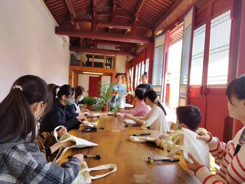 屏東書院14日舉行「植樹綠屏東」系列活動，植物敲染手作DIY由專業老師指導民眾利用當季植物葉片，透過敲擊轉印在布提袋上，創造出專屬自然圖樣。（屏東縣政府提供）中央社記者李卉婷傳真　115年3月14日