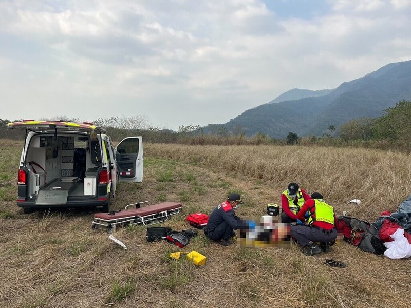 一名男子14日到屏東賽嘉飛行場操作無動力滑翔傘，不明原因從約10公尺高處墜落，警消獲報馳援，送醫搶救仍宣告傷重不治。（屏東縣消防局提供）中央社記者李卉婷傳真 115年3月14日