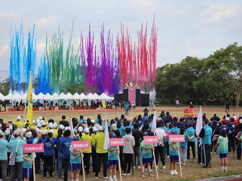 2026第61屆六堆運動會14日在屏東縣佳冬國中正式開幕，由運動員將聖火傳遞至聖火台，點燃瞬間彩煙噴發，現場氣氛熱烈。（客委會客家文化發展中心提供）中央社記者黃郁菁傳真　115年3月14日