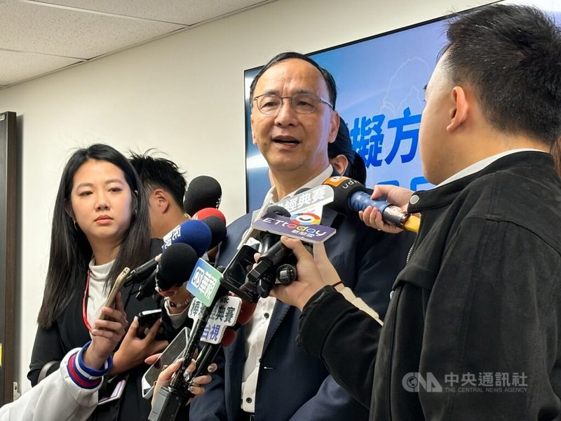 行政院長卓榮泰日前赴日本觀賽WBC引發討論，前國民黨主席朱立倫（中）14日表示，行政院長能夠直接前往日本且有外交突破是件好事，卓榮泰應大方承認是代表國家的公務行程。中央社記者陳昱婷攝　115年3月14日