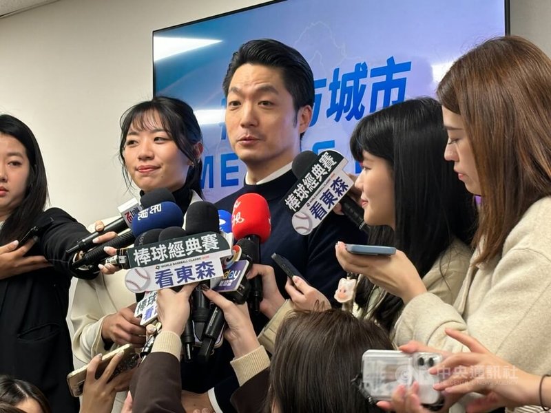 國民黨新北市長參選人李四川13日提出「瓢蟲巴士」政見，台北市長蔣萬安（中）14日表示，有創意政策能夠引起大家討論，都是好事。中央社記者陳昱婷攝　115年3月14日