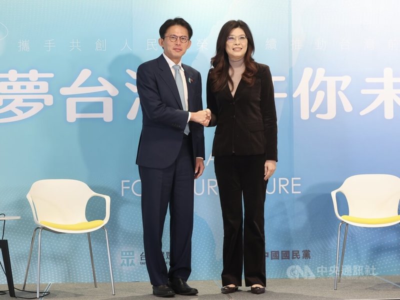 國民黨、民眾黨14日在新北市新莊舉行「逐夢台灣 許你未來」共同願景記者會，國民黨主席鄭麗文（右）、民眾黨主席黃國昌（左）活動前握手合影。中央社記者趙世勳攝 115年3月14日