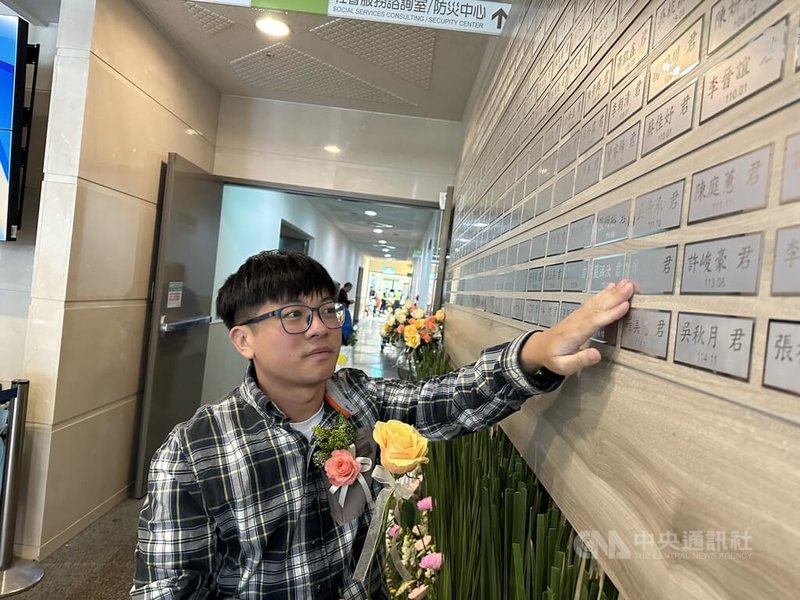 中國醫藥大學附設醫院14日舉辦器官捐贈感恩追思音樂會，沈先生在器官捐贈紀念碑前獻花給大愛捐贈的亡母。中央社記者趙麗妍攝　115年3月14日