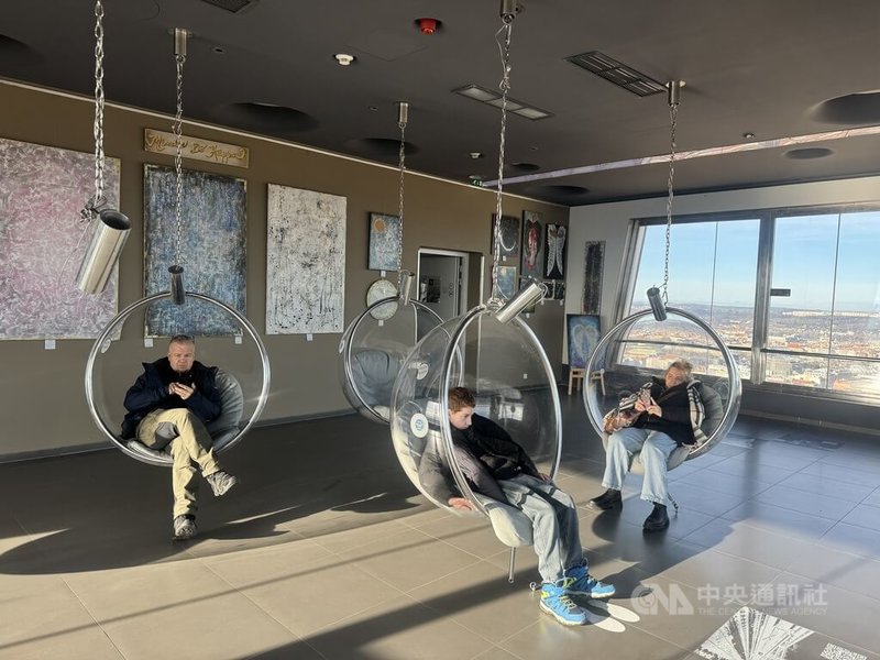 茲科夫電視塔（Žižkov Television Tower）被視為捷克最具特色的共產建築遺產之一。塔內的觀景台設於93公尺高空，讓觀光客休憩與欣賞城市風景。中央社記者劉郁葶布拉格攝　115年3月14日