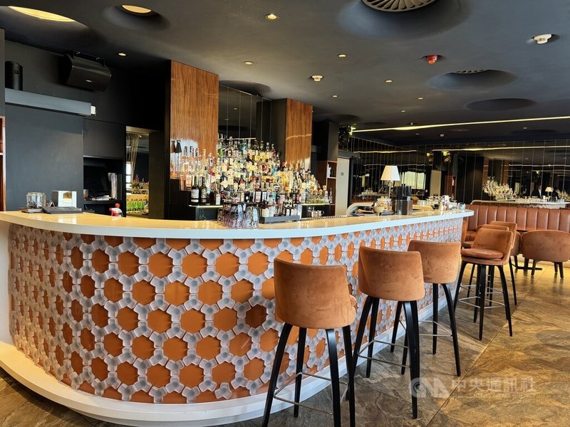 隨著時代演進，位在捷克首都布拉格的茲科夫電視塔（Žižkov Television Tower）走出原本單一的通訊功能，轉型為結合觀光、餐飲與藝術的多功能空間，塔內設有現代風格的餐廳與酒吧。中央社記者劉郁葶布拉格攝　115年3月14日