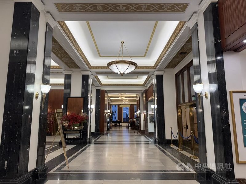「布拉格國際飯店」建於捷克斯洛伐克共產時期，是捷克少見的史達林式建築代表。飯店內至今仍保留大量原始設計，包括鍛鐵格柵與欄杆、彩繪玻璃，以及當時頂尖藝術家創作的灰泥裝飾天花板。中央社記者劉郁葶布拉格攝　115年3月14日