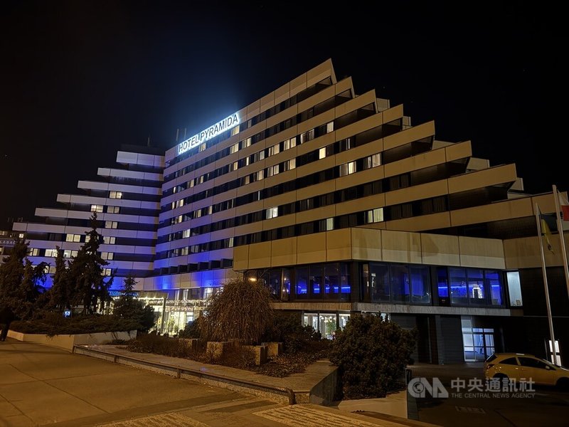 布拉格的「金字塔飯店」（Hotel Pyramida）展現典型的粗獷主義建築特徵。它最具辨識度的特色，是突出翼樓中層層後退的樓層設計。這使得金字塔飯店在布拉格天際線上勾勒出具衝擊力的輪廓。中央社記者劉郁葶布拉格攝　115年3月14日