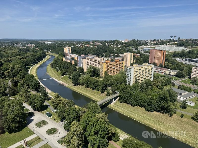 據統計，在1959至1995年，捷克境內共興建約117萬戶板樓公寓。圖為捷克第三大城奧斯特拉瓦（Ostrava）的板樓集體住宅區。中央社記者劉郁葶奧斯特拉瓦攝　115年3月14日