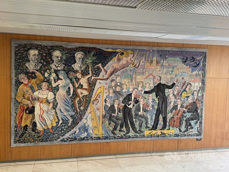 布拉格會議中心珍藏多件大型掛毯。「音樂布拉格」（Musical Prague）織入多座劇院圖像，以及3位捷克重要作曲家——史麥塔納（Bedřich Smetana）、德佛札克（Antonín Dvořák）與楊納傑克（Leoš Janáček）。中央社記者劉郁葶布拉格攝　115年3月14日