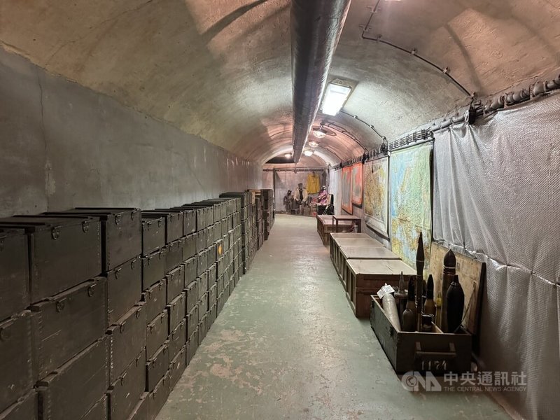 在捷克首都布拉格的地下深處，隱藏著一座建於冷戰時期的核子防空洞。這座當年為核戰威脅而建的設施，如今轉型為歷史教育場所並開放遊客參觀，讓大眾深入了解捷克斯洛伐克的共產歷史，以及政治宣傳如何影響人民生活。中央社記者劉郁葶布拉格攝 115年3月14日