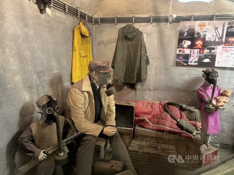 在捷克斯洛伐克共產政權時期，政府不僅建造防空洞，也要求民眾接受基本訓練，學習如何在戰爭下自我保護。導覽員彼得回憶，當時8歲的他，曾在學校學習如何使用防毒面具。中央社記者劉郁葶布拉格攝 115年3月14日