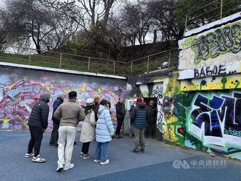 捷克首都布拉格地下深處的一座防空洞，建於1950年代，可容納約5000人避難。如今轉型為歷史教育場所並開放遊客參觀。中央社記者劉郁葶布拉格攝 115年3月14日