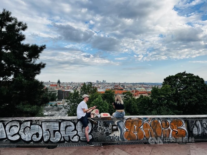 捷克首都布拉格的萊特納公園（Letná Park）是滑板愛好者與年輕人約會的熱門地點，充滿活力與青春氣息。中央社記者劉郁葶布拉格攝　115年3月14日