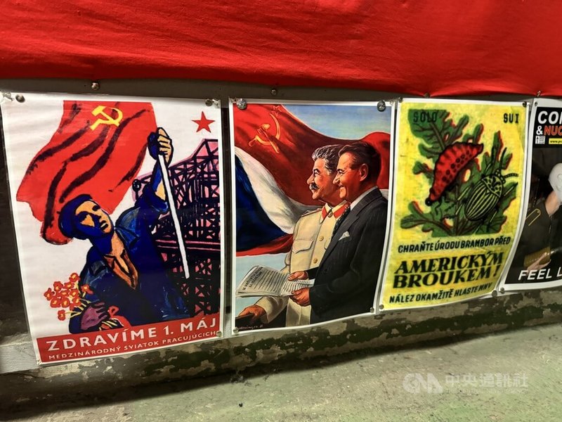 冷戰年代東西方陣營對立，核戰陰影籠罩整個歐洲，也深深影響捷克斯洛伐克社會。圖為當時捷克斯洛伐克政治宣傳海報。中央社記者劉郁葶布拉格攝 115年3月14日