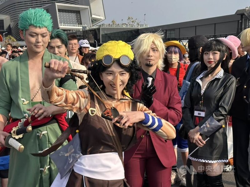 「航海王」大遊行14日在高雄熱鬧登場，吸引許多粉絲共襄盛舉，不少人精心打扮成喜愛角色參加。中央社記者林巧璉攝　115年3月14日