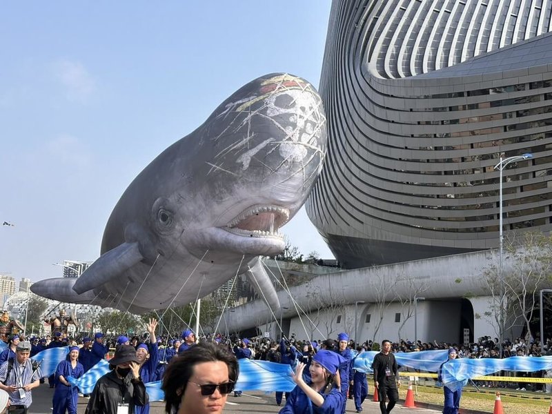 巨型「鯨魚拉布」現身遊行隊伍吸引眾人目光。中央社記者林巧璉攝　115年3月14日