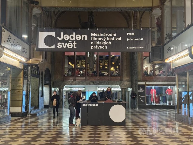 第28屆捷克電影節「One World國際人權影展」11日至19日在布拉格舉行，影展關注性別平權、政治迫害、難民處境與少數族群權益等全球人權議題，吸引世界各地影人與觀眾共襄盛舉。中央社記者劉郁葶布拉格攝　 115年3月14日
