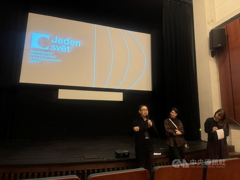 台灣電影「小雁與吳愛麗」在捷克電影節「One World國際人權影展」放映。導演林書宇（左1）在映後座談向觀眾分享創作理念。中央社記者劉郁葶布拉格攝　 115年3月14日